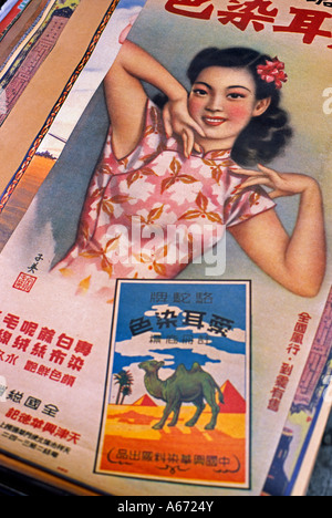 Ein Vintage Poster für exotische Reisen sitzt unter Antiquitäten und Kuriositäten in der Cat Street Market in Sheung Wan Bezirk Hong Kong Stockfoto