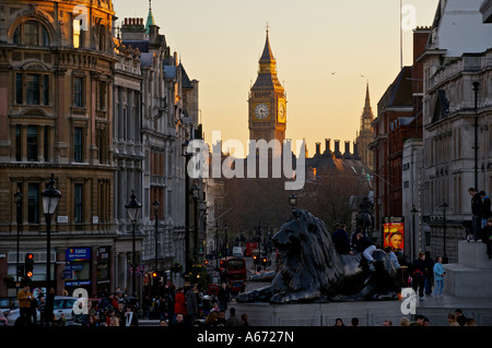 Blick vom Trafalgar Square hinunter Whitehall auf Big Ben Stockfoto