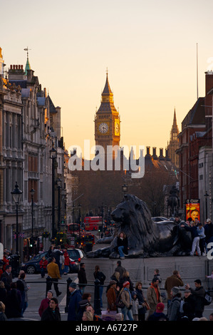 Blick vom Trafalgar Square hinunter Whitehall auf Big Ben Stockfoto