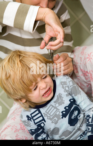 Drei-jähriger Junge bekommen einen Haarschnitt Stockfoto