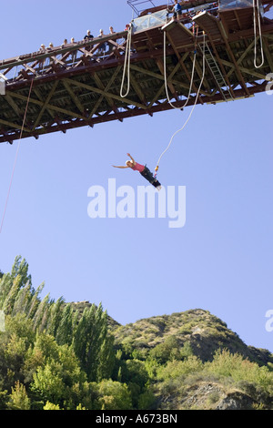 Frau springt von Kawarau Bridge Bungy Queenstown Neuseeland Südinsel Stockfoto