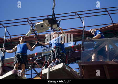 Frau, die darauf warten, von Kawarau Bridge Bungy Queenstown Neuseeland Südinsel springen Stockfoto