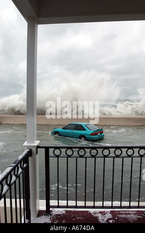 Ein verlassenes Auto ist bei Hochwasser als Wellen gegen den Deich in Winthrop Massachusetts ins Stocken geraten Stockfoto