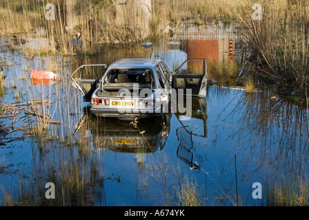 Gedumpten Auto auf einer Brache neben Canbury Gärten, Kingston upon Thames, Surrey, England, UK. Stockfoto