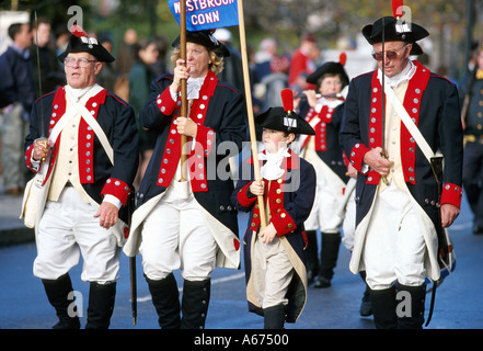 Männer und ein Junge gekleidet im Unabhängigkeitskrieg Kostüme März Veterans Day Parade Stockfoto