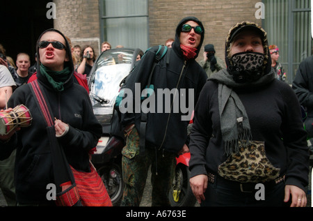 Anti-Pelz-Handel-Demonstranten Demonstration außerhalb Kürschner Lager am Mayday 2002, London Stockfoto