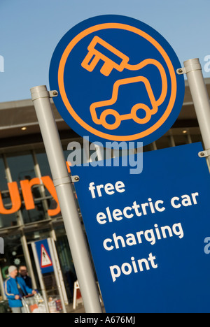 Schild vor dem Sainsbury Supermarkt, in dem kostenlose Ladestation für Elektroautos für Elektrofahrzeuge in London, England, Großbritannien, angeboten wird Stockfoto