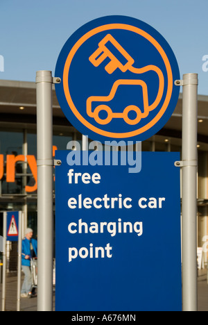 Außenschild im Sainsbury Supermarkt, Parkplatz, der kostenlose Ladestation für Elektroautos anzeigt, ein Frühaufnahmegerät und seltener Anblick im 2009 Greenwich UK Stockfoto