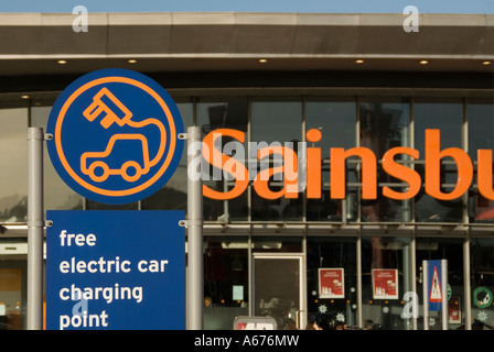 Melden Sie außen Sainsbury Supermarkt Shop Werbung kostenlose Ladestation für Elektroautos Punkt Stockfoto