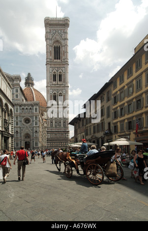 Florenz-Pferd & Wagen mit Campanile di Giotto Turm & The Duomo Kathedrale Santa Maria del Fiore in Piazza San Giovanni Stockfoto