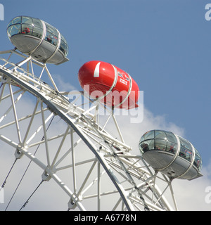 Eine pod auf London Eye Riesenrad gestaltet red Red Nose Day Charity Event Passagiere in den angrenzenden Kapsel South Bank Lambeth England Großbritannien zu fördern. Stockfoto