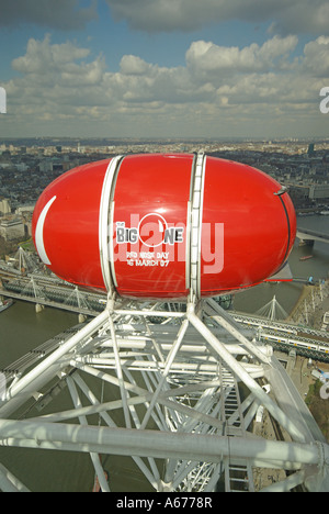Eine pod auf hohen vor Ort London Eye Riesenrad eingerichtet, Rot zu helfen, Red Nose Day Charity Event fördern Themse & Brücken unter Lambeth England Großbritannien Stockfoto