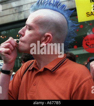 Rauchen eines Joints an Cannabis Marsch durch London Straße. Stockfoto