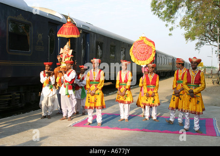 Bunte musikalische Rezeption für die Passagiere auf den Luxus Deccan Odyssey Zug, Marathashtra, Indien Stockfoto