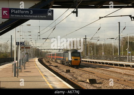 GNER High Speed Train durchläuft Huntingdon Station Stockfoto