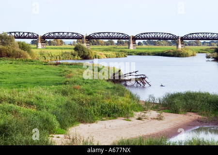 Alte Bahn Brücke über die Elbe in der Nähe von Domitz, Deutschland Stockfoto