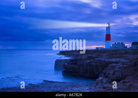 Leuchtturm mit Lichtstrahl, Portland Bill, Dorset, England Stockfoto