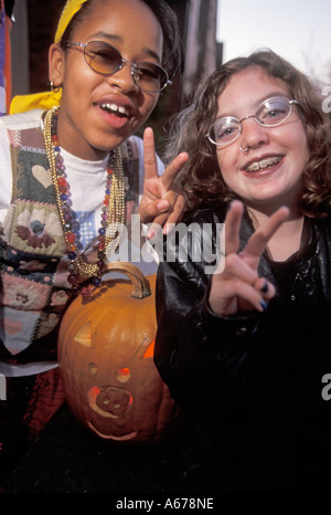 Detroit Michigan Khadija Bush links und Mariel West darauf vorbereiten, ihr süßes oder Saures Runden beginnen Stockfoto