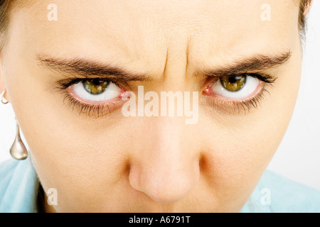 Nahaufnahme der Frau das Gesicht mit intensiven, wütenden Ausdruck. Stockfoto