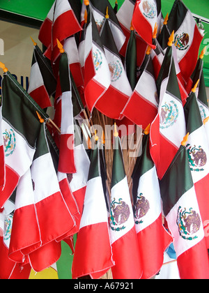 Mexikanische Flaggen auf Quinta Avenida in Playa del Carmen, Mexiko Stockfoto