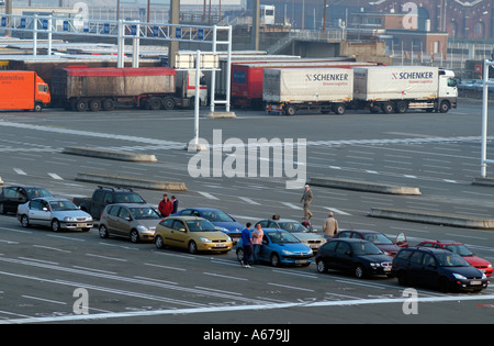 Autos und Sattelzüge im Wartebereich Hafen von Calais Frankreich-Nordeuropa Stockfoto