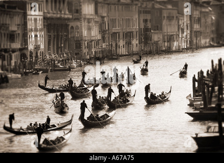 Venedig-Massen von Gondeln Stau in einem Kanal in Venedig Italien Stockfoto