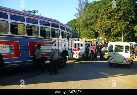 Warten auf den Bus zu verlassen, Malindi, Kenia Stockfoto
