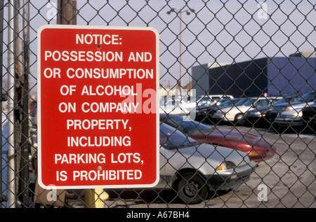 Schild warnt vor Alkohol Besitz Stockfoto