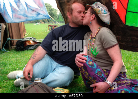 Paar Küssen auf Cannabis Festival Clapham Common South London. Stockfoto