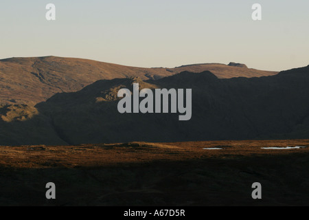 Der Ullscarf Grat in der Abenddämmerung von den Hängen des Dale Head, Nationalpark Lake District, Cumbria Stockfoto
