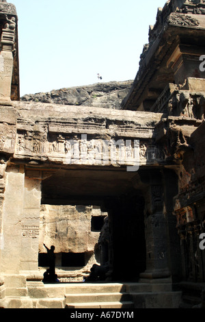 Geschnitzte Portal an der berühmten UNESCO-Weltkulturerbe der Ellora Höhlen in Maharashtra, Indien Stockfoto