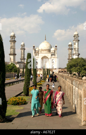 Besucher in den Bibi-Ka-Maqbara (Taj Mahal Kopie) in Aurangabad, Maharashtra, Indien Stockfoto