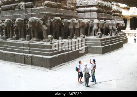 Elefant-Terrasse in der Kailasa-Tempel in der Heitage der UNESCO in den Höhlen von Ellora, Maharashtra, Indien Stockfoto