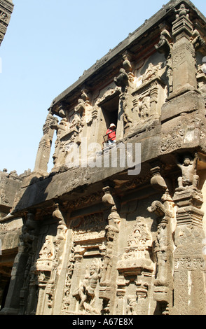 Mädchen in rot innen Kailasa Cave auf der UNESCO-Weltkulturerbe der Ellora Höhlen in Maharashtra, Indien Stockfoto