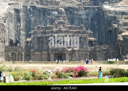 Gärten außerhalb der Kailasa-Höhle auf der UNESCO-Weltkulturerbe der Ellora Höhlen in Maharashtra, Indien Stockfoto