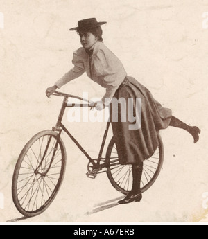 Mädchen steigt ihr Fahrrad Stockfoto