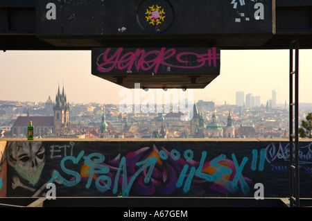 Altstadt von Prag gesehen unter das Metronom in Letna Park in der Hauptstadt der Tschechischen Republik Stockfoto