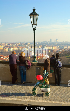 Menschen auf der Suche nach unten von der Pragerburg Tschechische Republik EU Stockfoto