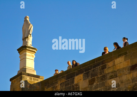 Menschen auf der Suche nach unten von Karlsbrücke Prag Tschechien Mitteleuropa Stockfoto