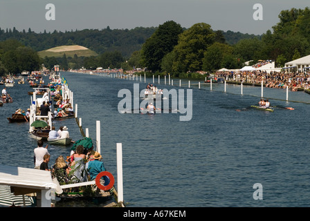 Ending Post Red Circle Vordergrundstück UK Henley Royal Rowing Regatta Henley on Thames Berkshire Berks England 1990s. 1995HOMER SYKES Stockfoto