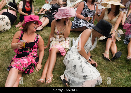 Eine Gruppe von Freundinnen, die Spaß haben, einen Tag bei den Rennen zu lachen. Pferderennen im Royal Ascot Berkshire England 2006 2000s UK. HOMER SYKES Stockfoto