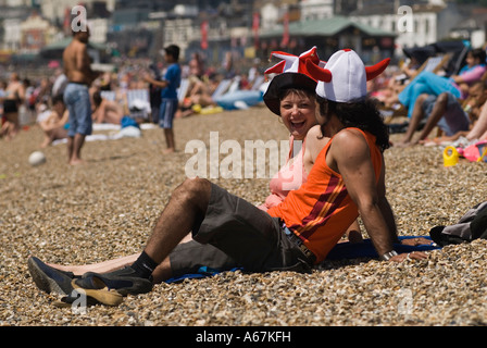 2006 Fußball-Fans tragen lustig Englisch hüte Wm englisches Paar am Strand Southend-on-Sea Essex England 2006 2000 s HOMER SYKES zu feiern. Stockfoto