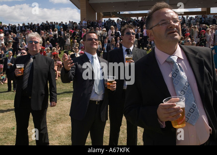 Eine Gruppe von Männern trinkt Bier Ascot Pferderennen und beobachtet Pferderennen. Pferderennen im Royal Ascot Berkshire England. Öffentliche Stände. HOMER SYKES Stockfoto