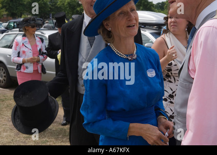 Schicke englische wohlhabende Leute UK Ladies Day, neues Kleid und Hut im Royal Ascot, Pferderennen. In der Warteschlange, um reinzugehen. Berkshire England 2006 2000er Jahre Stockfoto