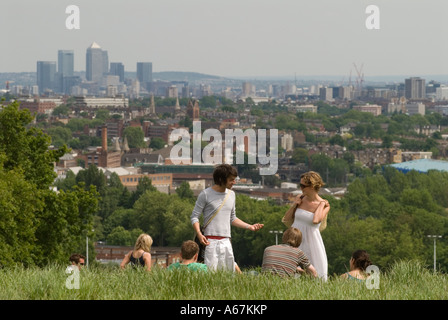 Skyline von London ab Hampstead Heath. Ein junges Paar im Vordergrund, Gruppenfreunde. Canary Wharf im Turm blockiert Wolkenkratzer in der Ferne England 2006 Stockfoto