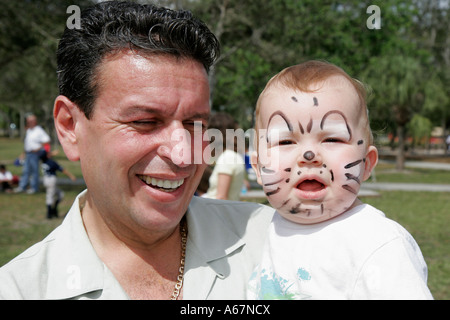 Miami Florida, Kendall, Familien Eltern Eltern Kinder, Festival der Künste, Veranstaltung, Messe, Feier, Aktivitäten für behinderte Kinder, Hispanic Stockfoto