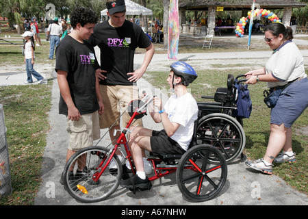 Miami Florida, Kendall, Familie Familien Eltern Eltern Kinder, Festival der Künste, fair behinderten Kinder Aktivitäten, Arm angetrieben Dreirad, Wheelc Stockfoto