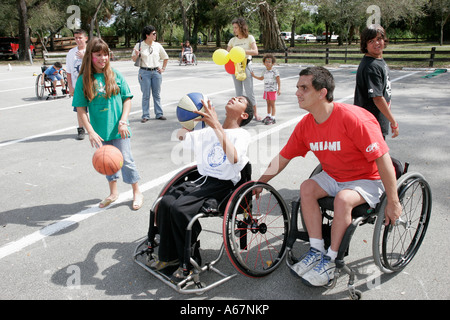 Miami Florida, Kendall, Familie Familien Eltern Eltern Kinder, Festival der Künste, fair Behinderte spezielle Bedürfnisse, Hispanic Basketball c Stockfoto