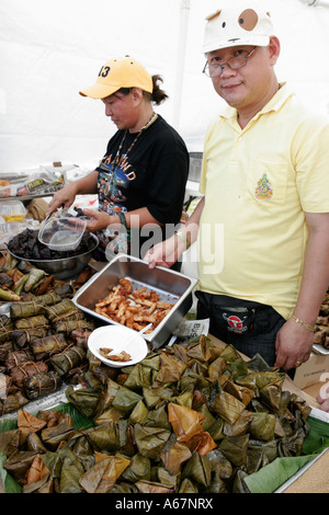 Miami Florida, Homestead, Fruit & Spice Park, Asian Culture Festival, Festivals fair, fair Thai paar, Mann Männer männlich, Frau weibliche Frauen, Lebensmittel, Verkäufer Stockfoto