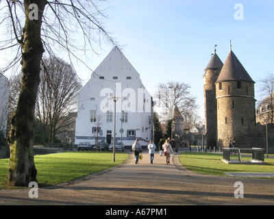 Blick auf Pesthuis und Helpoort Maastricht Niederlande Stockfoto